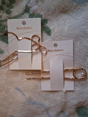 2 Hair Pins